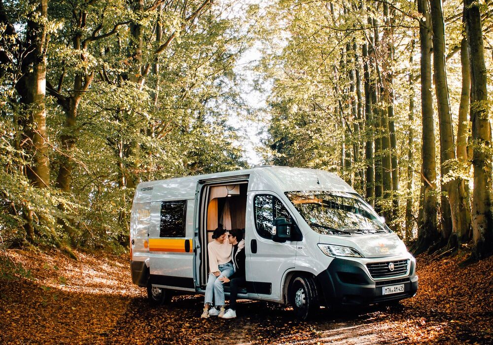 Camper aparcada en el bosque
