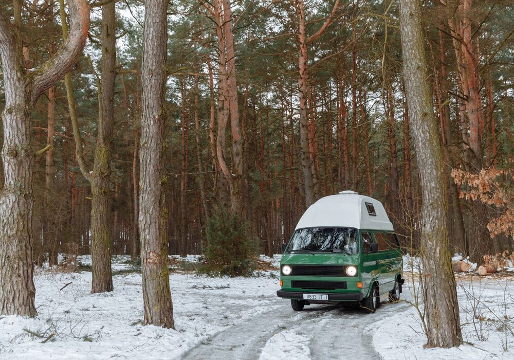 Camper en un bosque nevado