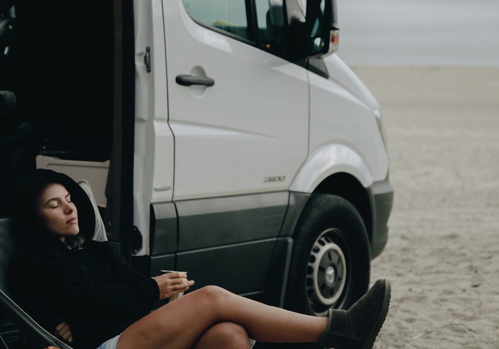 Autocaravana junto al mar